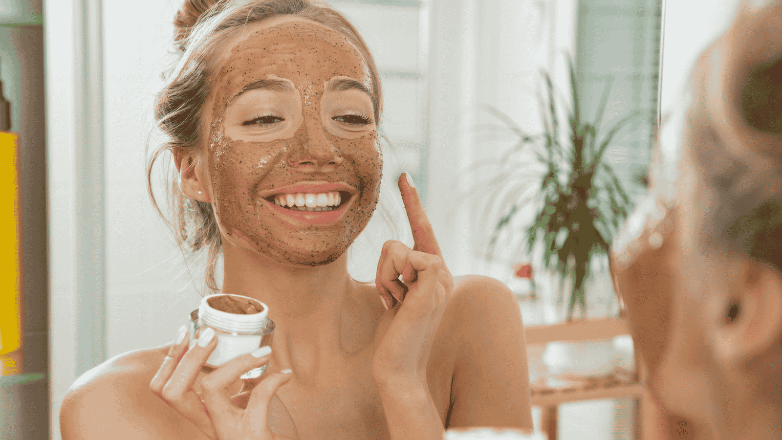 Ung kvinde der laver en ansigtsscrub for at modvirke uren hud