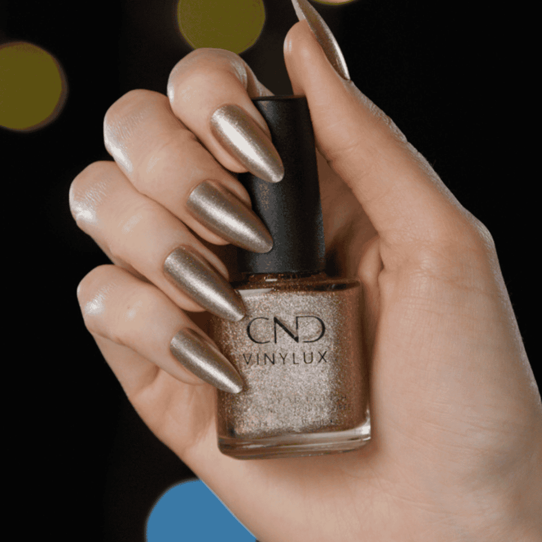 CND Vinylux Bellini – Lys gylden bronze neglelak på negle