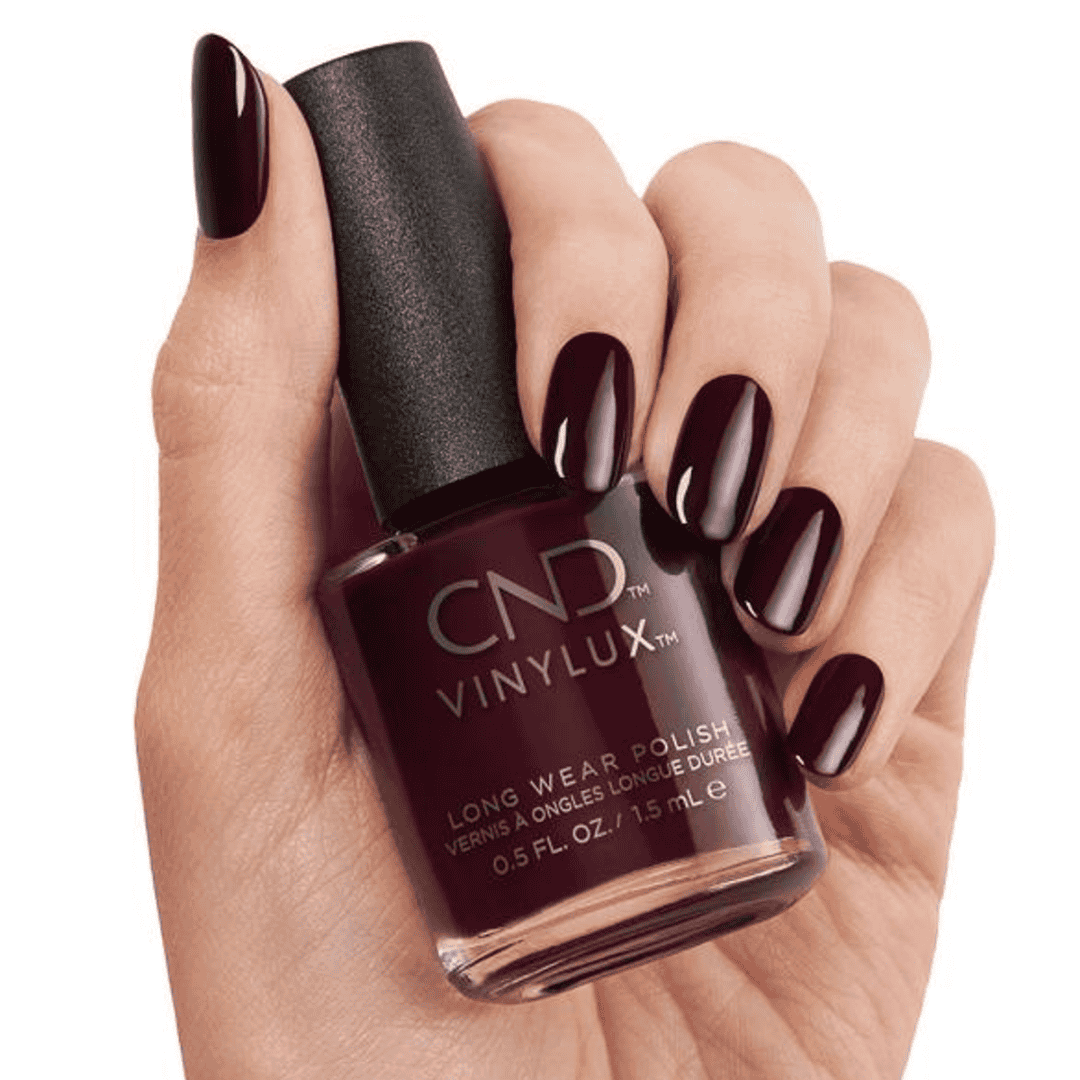 CND Vinylux Berry Boudoir #251 – Dyb kirsebærrød neglelak close-up