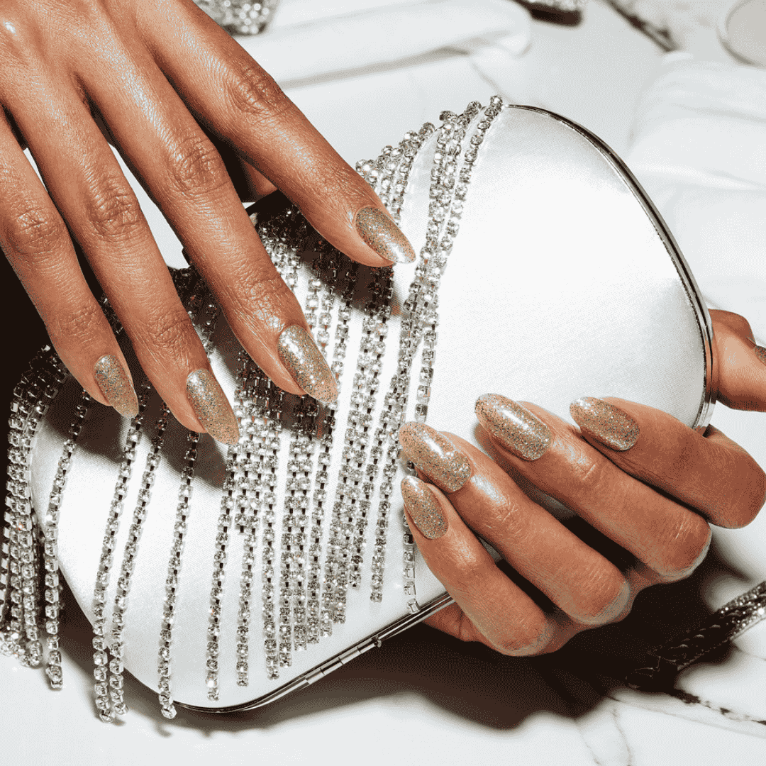 CND Vinylux Glitter Sneakers #389 – Guldglimmer neglelak close-up