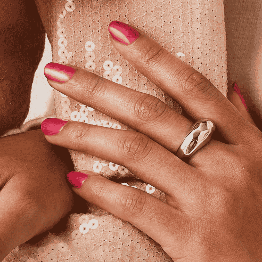 CND VinyLux Happy Go Lucky neglelak på en finger