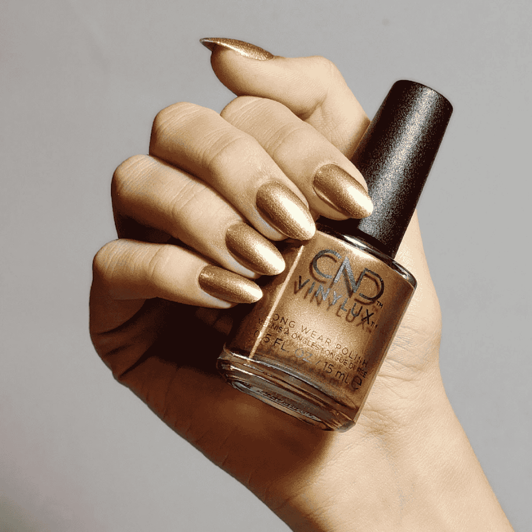 CND Vinylux It’s Getting Golder #458 – Guldfarvet glitter neglelak på negle