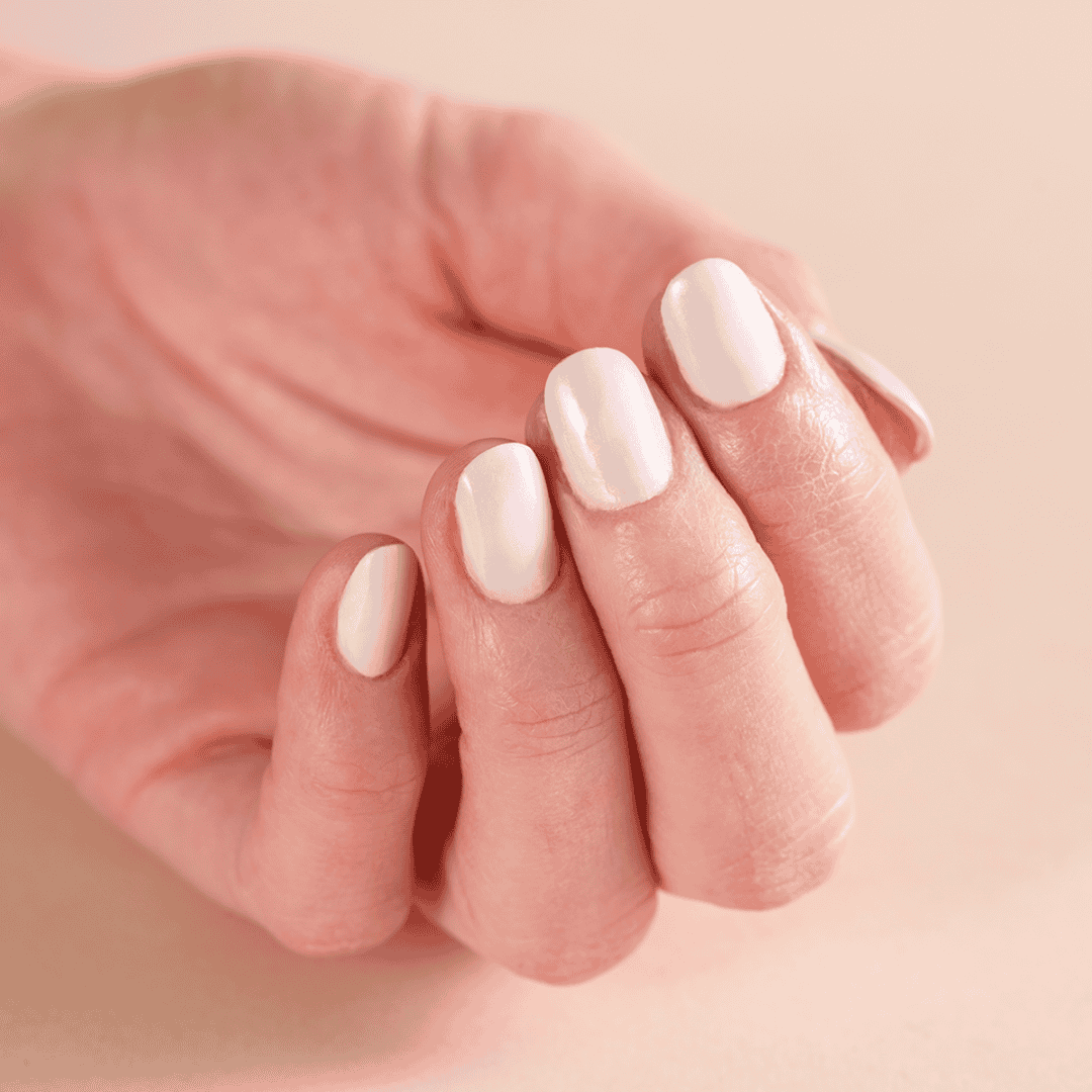 CND Vinylux Keep An Opal Mind #439 – Iriserende hvid neglelak close-up