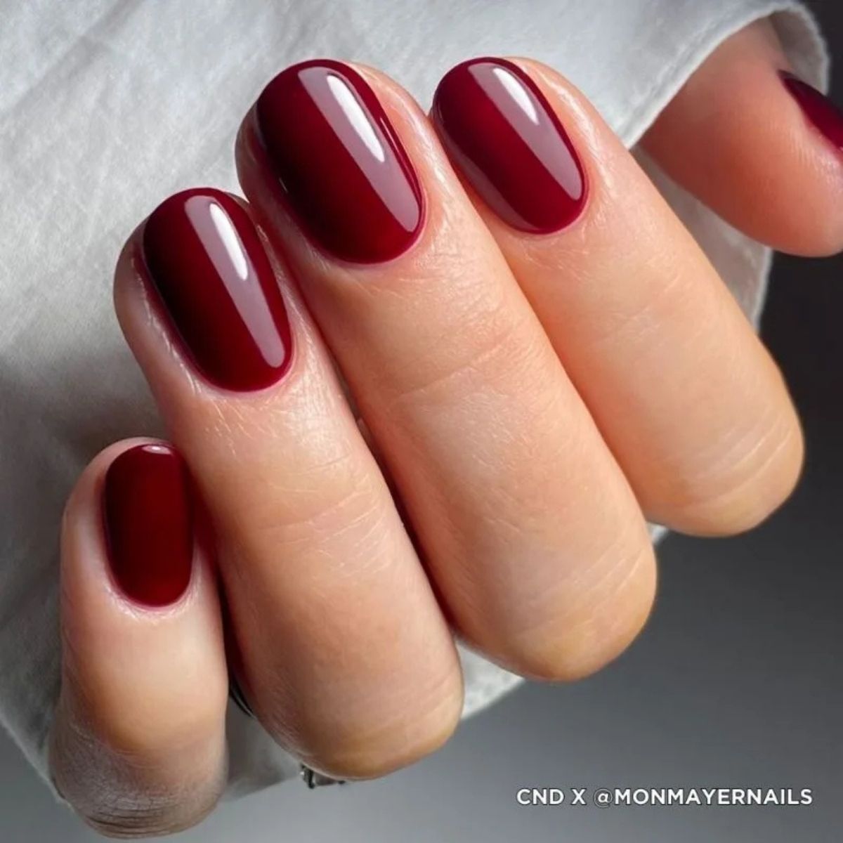 CND VINYLUX Cherry Apple klassisk rød farve til neglene