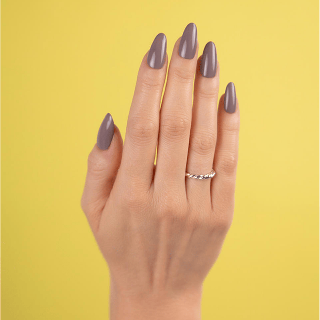 CND Vinylux Above My Pay Gray-ed #429 – Stengrå neglelak på negle