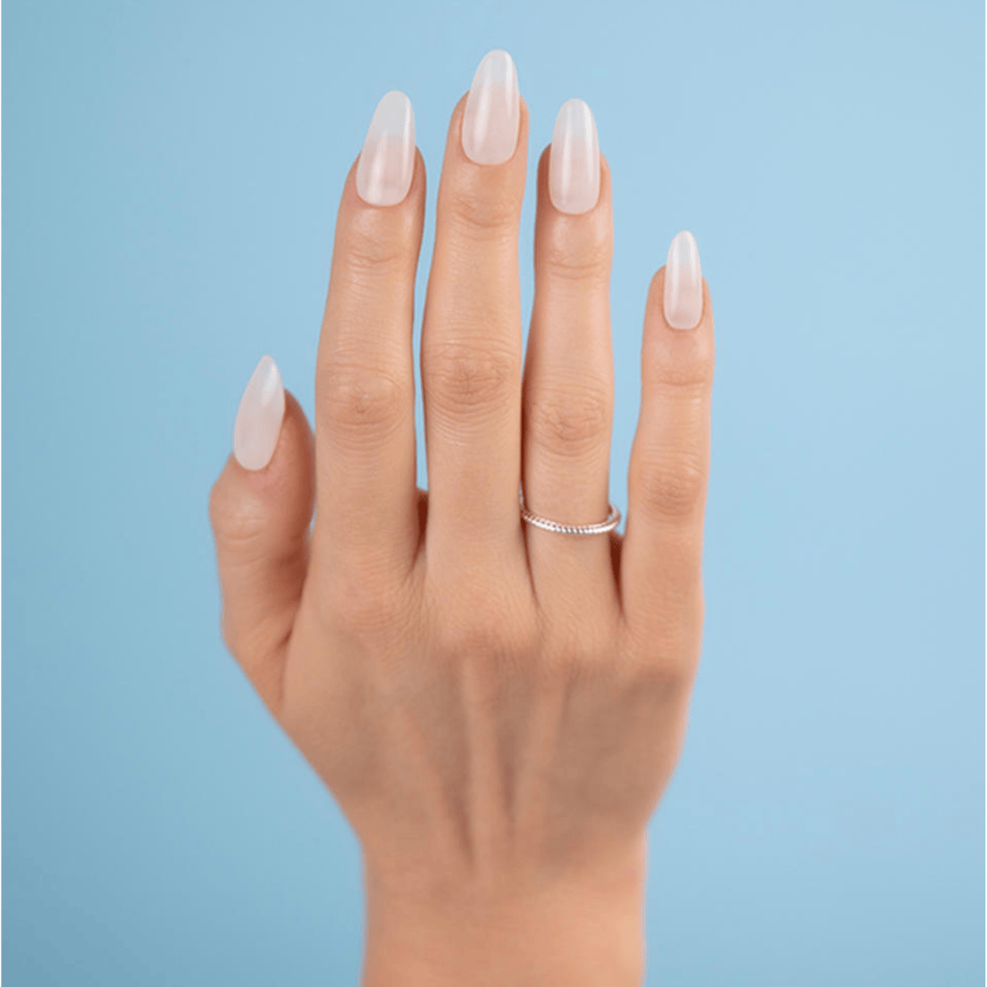 CND Vinylux All Frothed Up #434 – Mandelhvid halvtransparent neglelak på negle