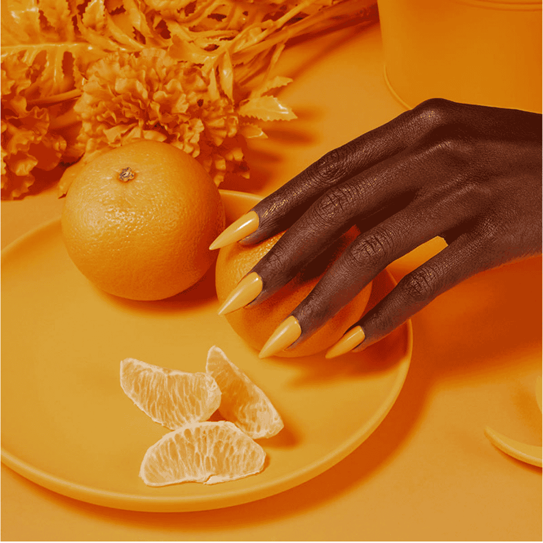 CND Vinylux Among The Marigolds #395 – Fyldig gul neglelak på negle