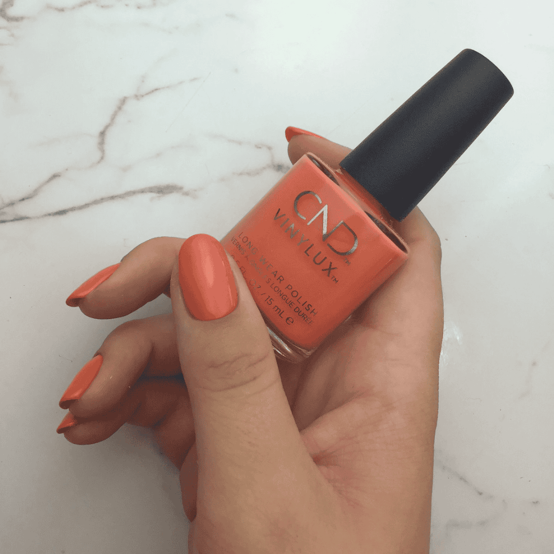 CND Vinylux B-day Candle #322 – Papaya-orange neglelak på negle