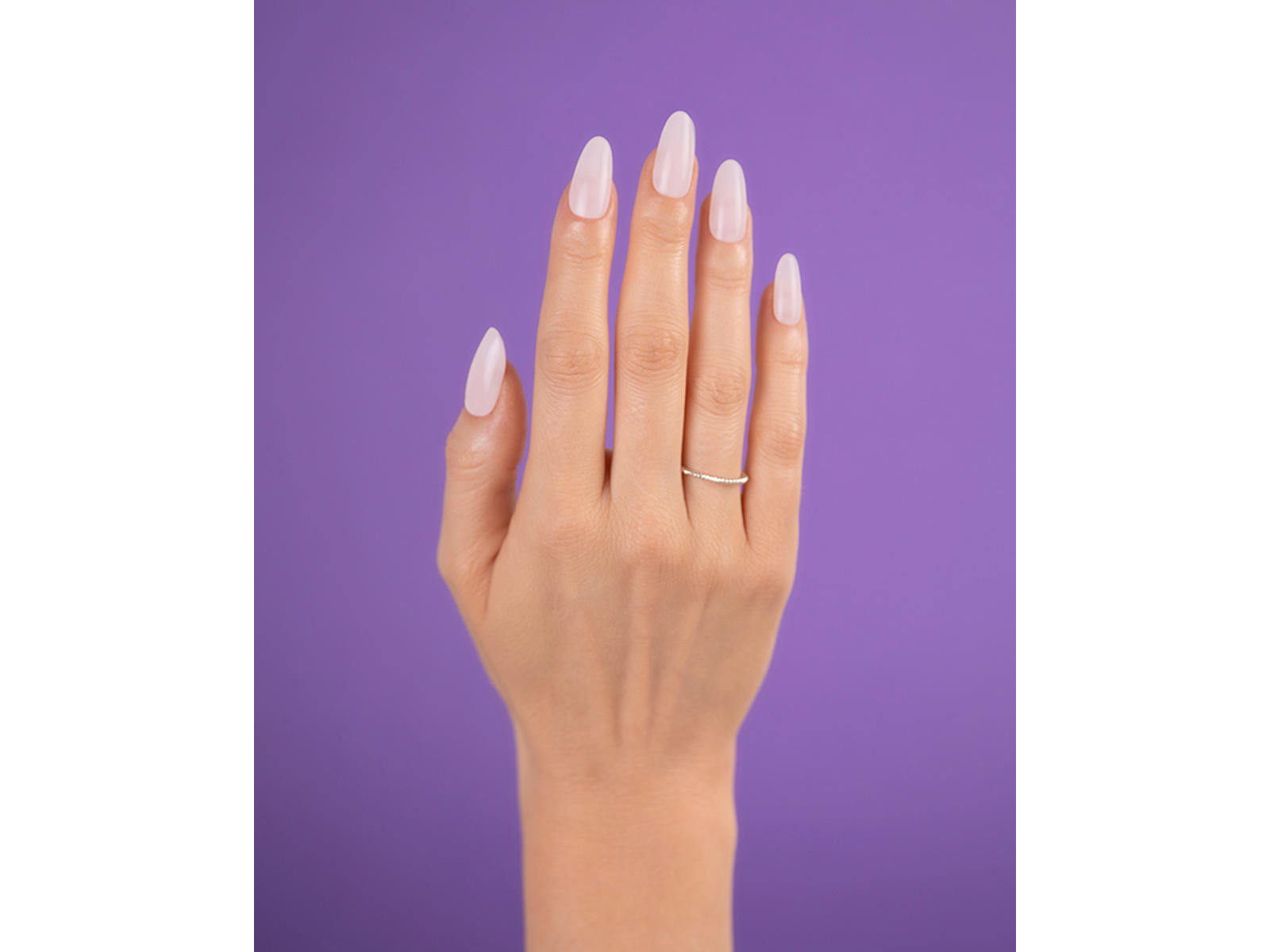 CND Vinylux Backyard Nuptials #435 – Halvtransparent lyserød neglelak på negle