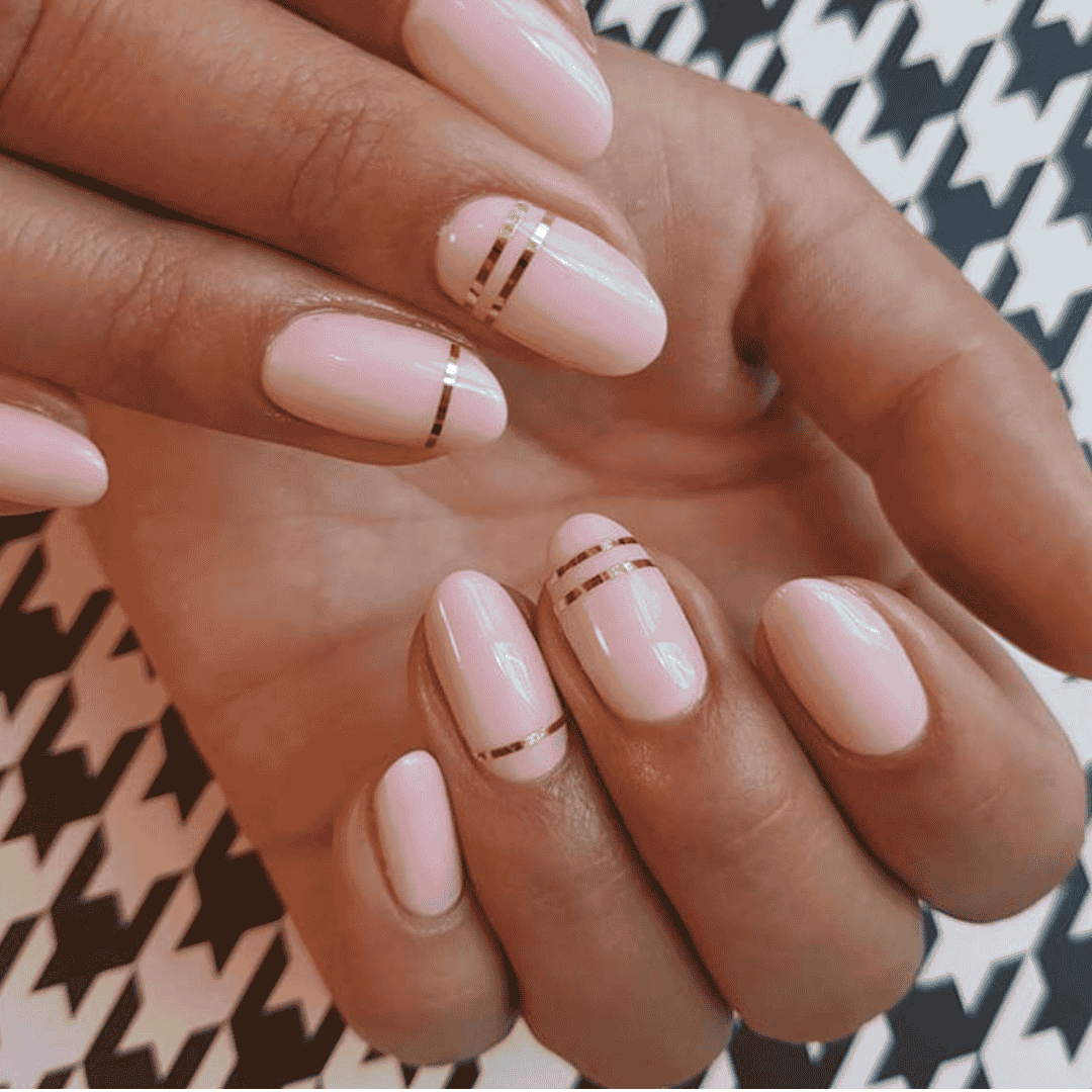 CND Vinylux Be Demure #214 – Lys rosa cream finish på negle