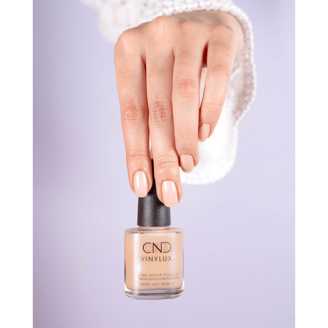CND Vinylux Beau #103 – Lys babypink neglelak på negle
