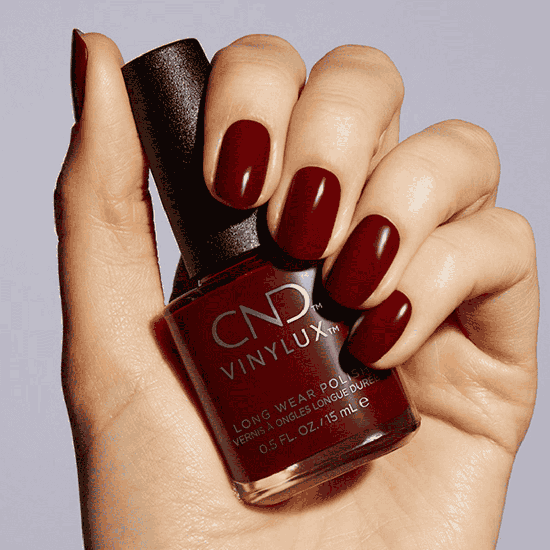 CND Vinylux Bordeaux Babe #365 – Dyb bordeauxrød neglelak close-up