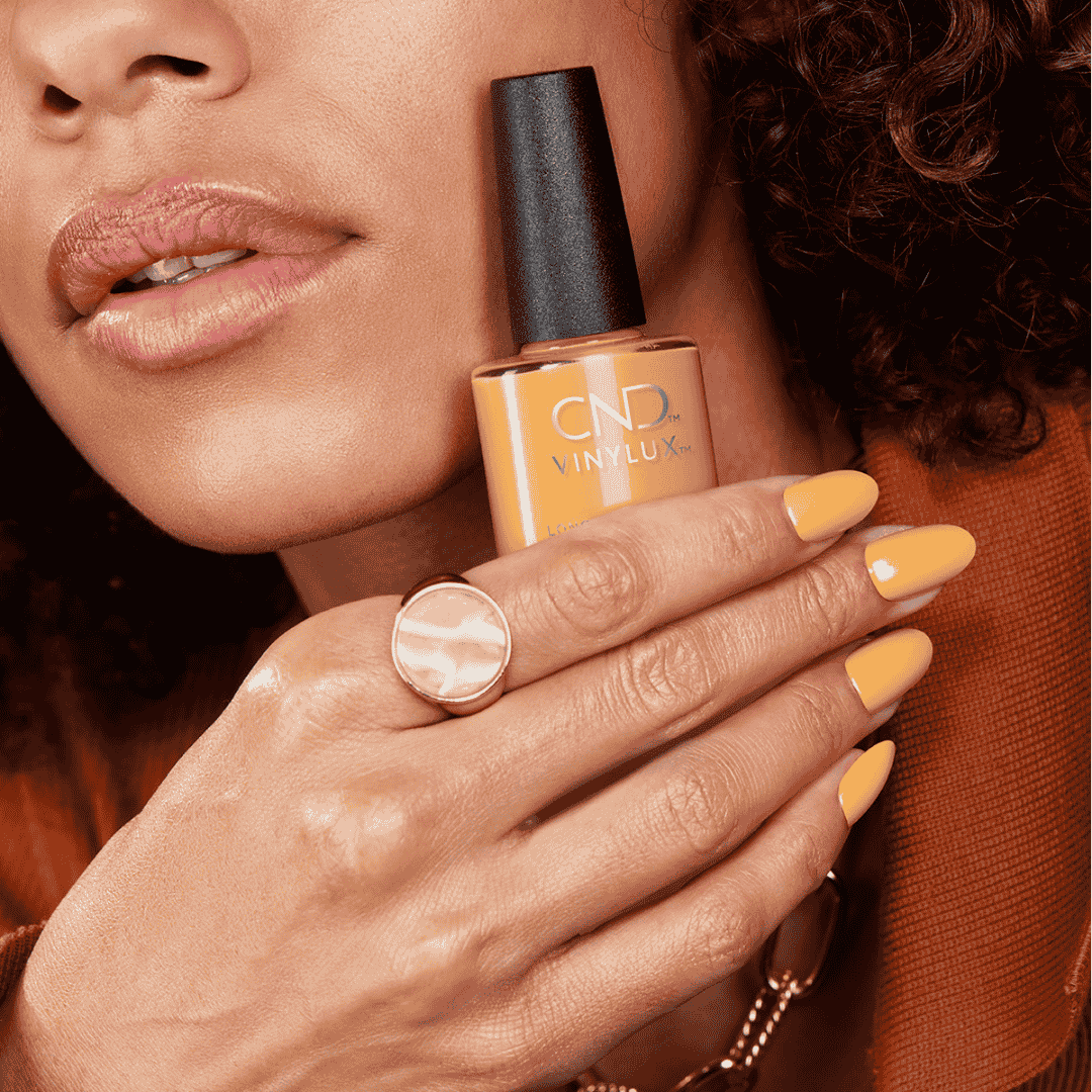 CND Vinylux Candlelight #387 – Gylden gul neglelak på negle