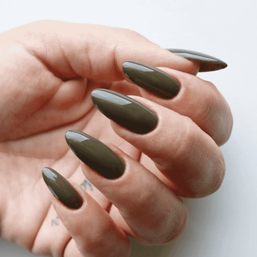 CND Vinylux Cap & Gown #327 – Varm mosgrøn neglelak på negle