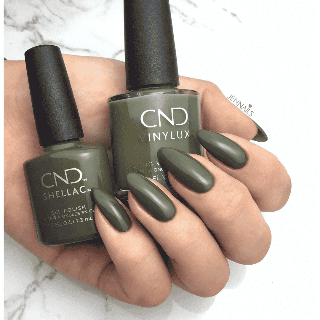 CND Vinylux Cap & Gown #327 – Varm mosgrøn neglelak close-up