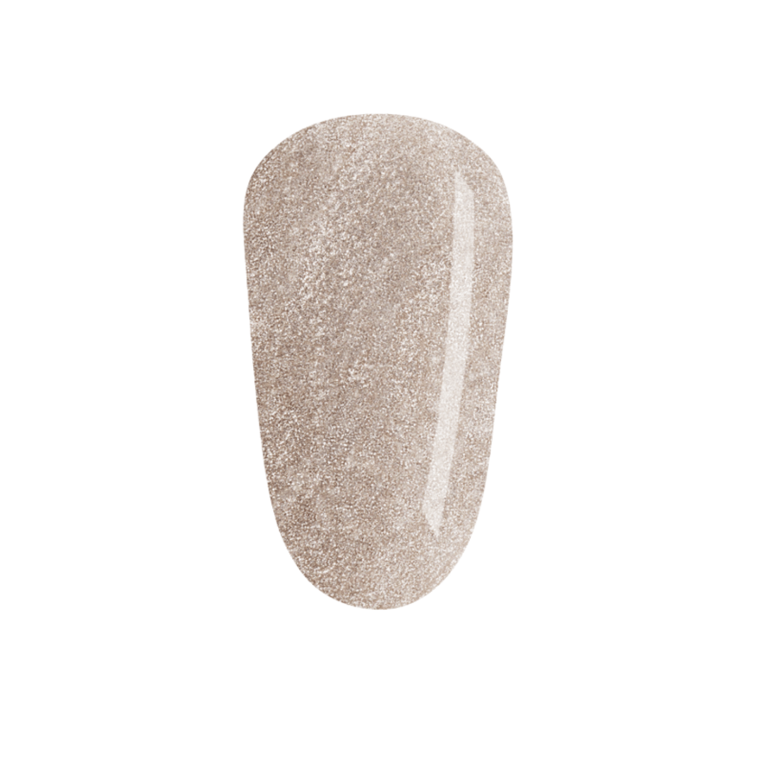 CND Vinylux Day To Knight #480 – Champagnefarvet metallic neglelak på negle