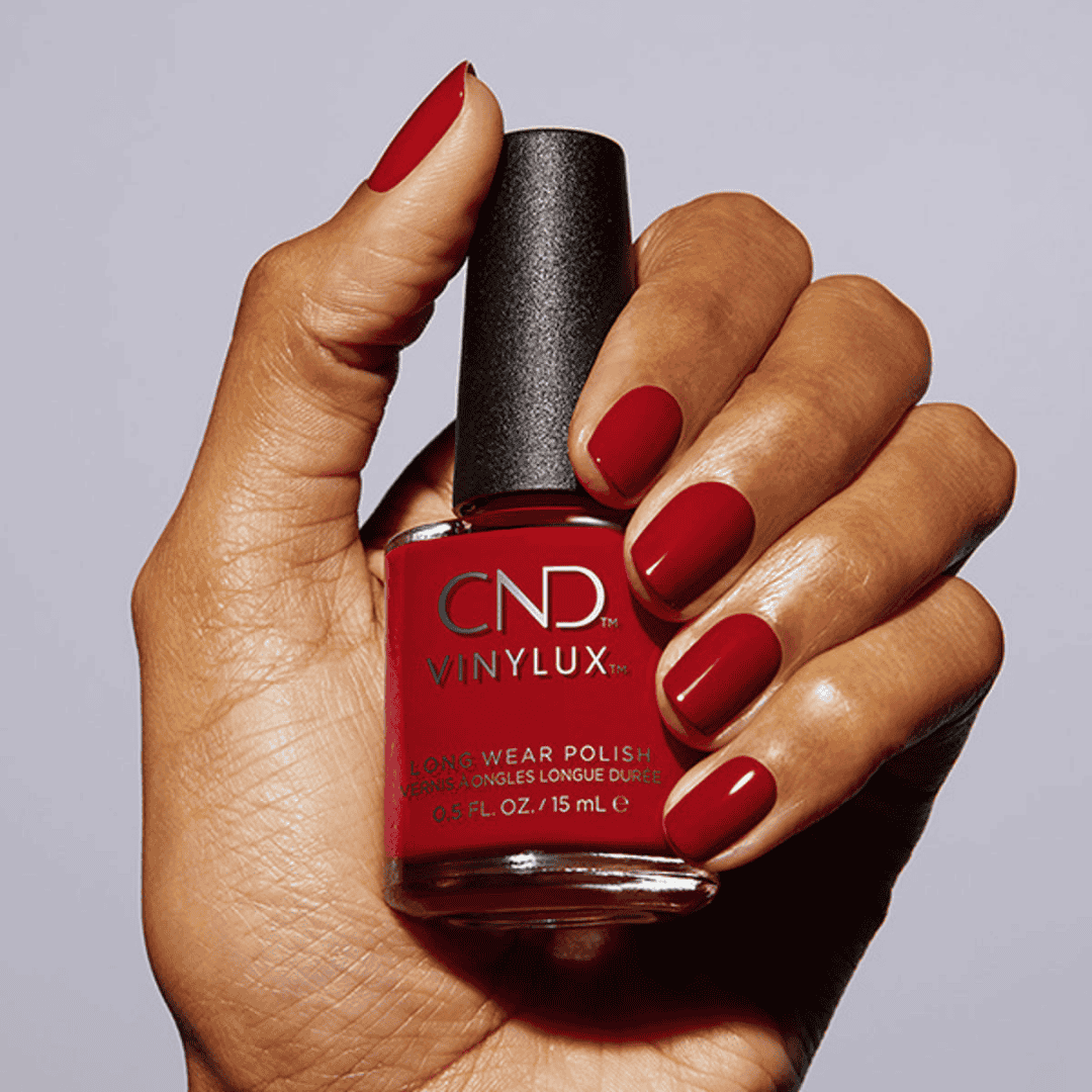 CND Vinylux Devil Red #364 – Klassisk rød neglelak på negle