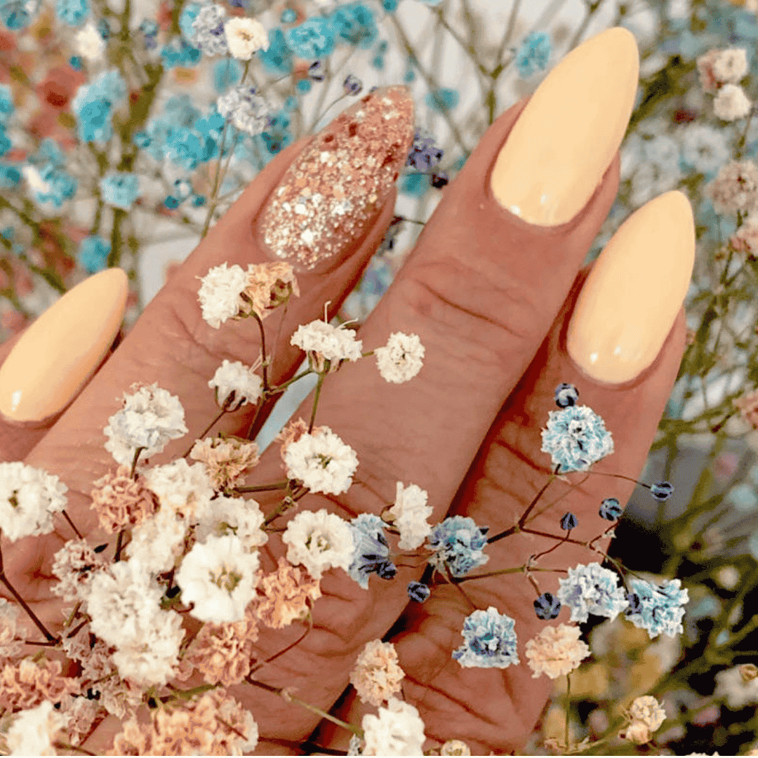 CND Vinylux Exquisite #308 – Lys gul neglelak i lys