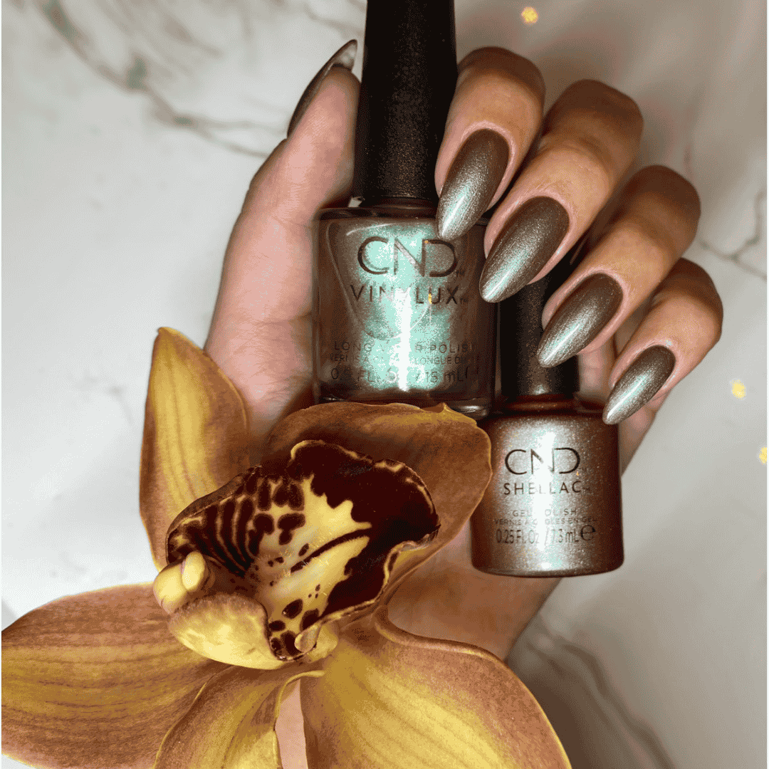 CND Vinylux Frostbite #456 – Metallisk lilla neglelak på negle