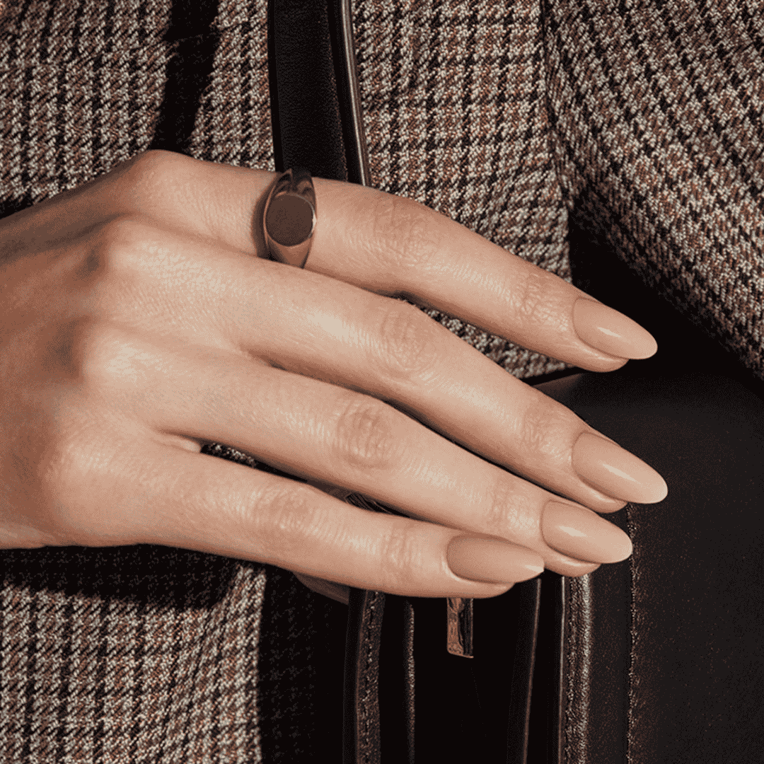 CND Vinylux Gala Girl #359 – Nude beige neglelak close-up