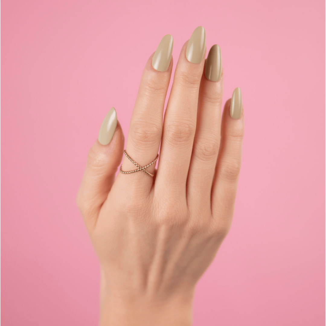 CND Vinylux Gilded Sage #433 – Lys algegrøn neglelak på negle