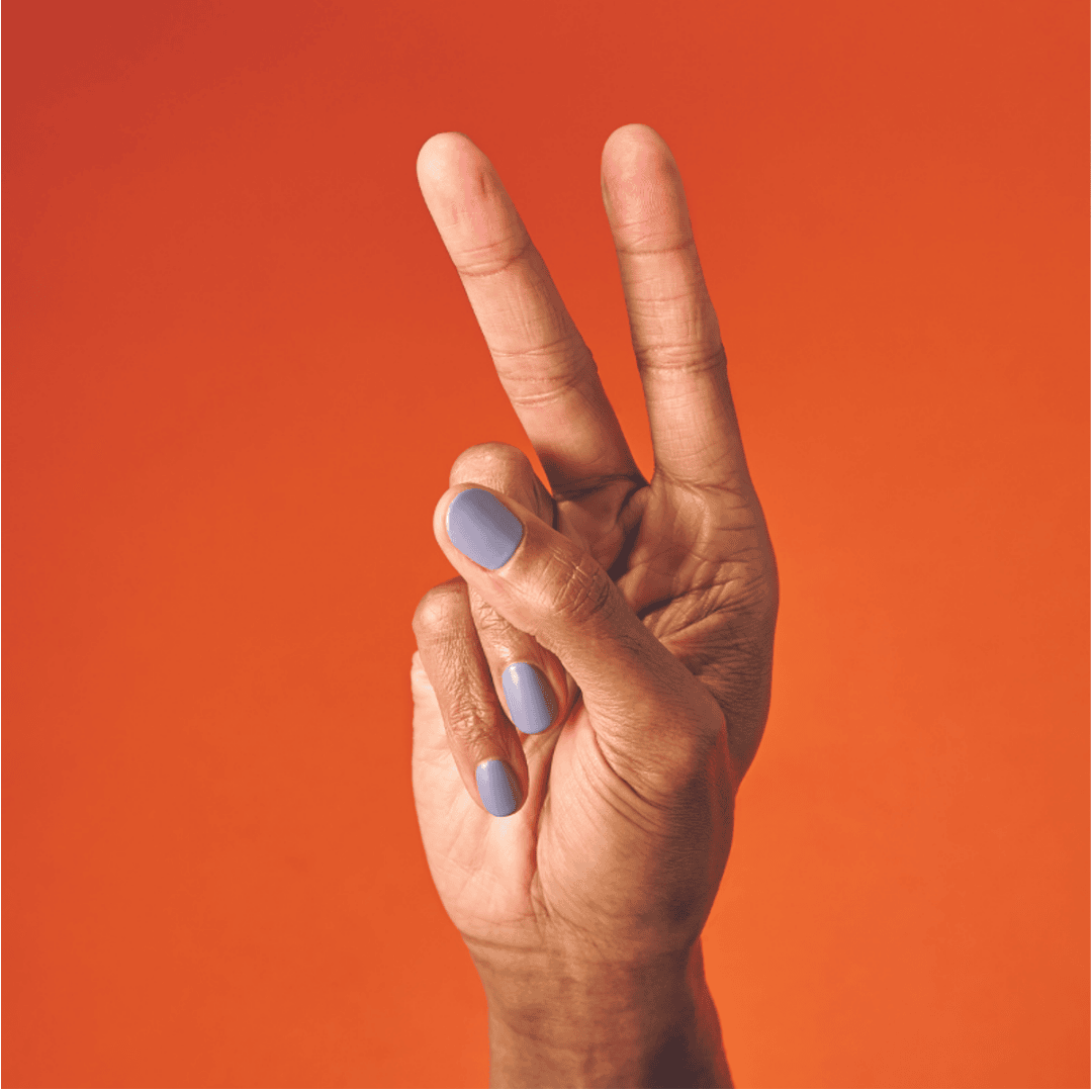 CND Vinylux Hazy Games #462 – Grå med lilla undertone på negle