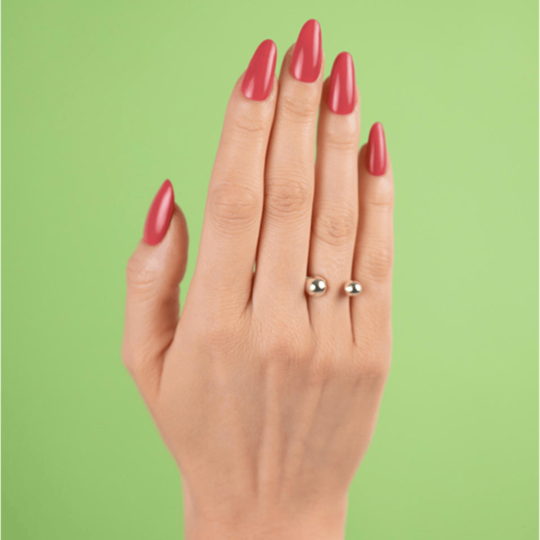 CND Vinylux Love Letter #423 – Lys lyserød neglelak på negle