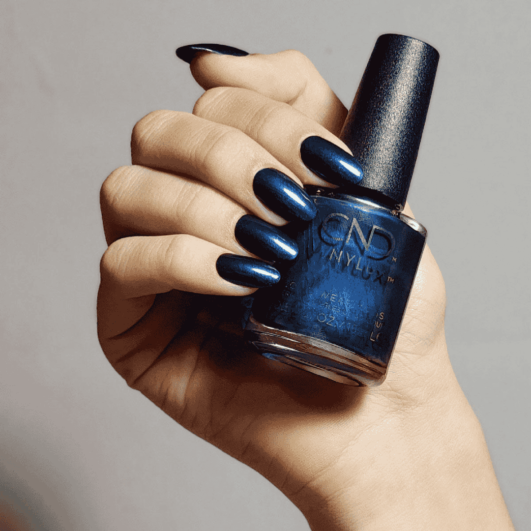 CND Vinylux Midnight Flight #457 – Midnatsblå shimmer neglelak close-up