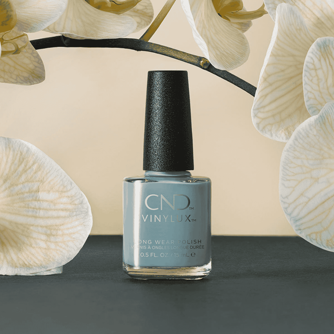 CND Vinylux Morning Dew #409 – Støvet blågrøn neglelak close-up