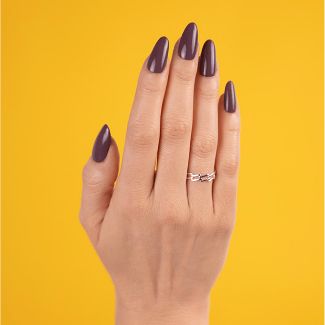 CND Vinylux Mulberry Tart #430 – Lilla neglelak med grå undertone på negle