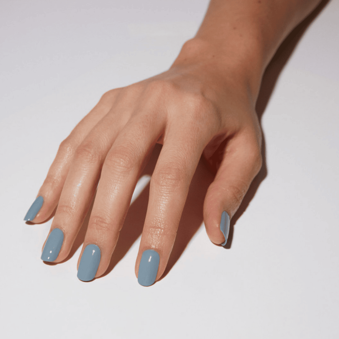 CND Vinylux Mystic Slate #258 – Lysegrå neglelak på negle