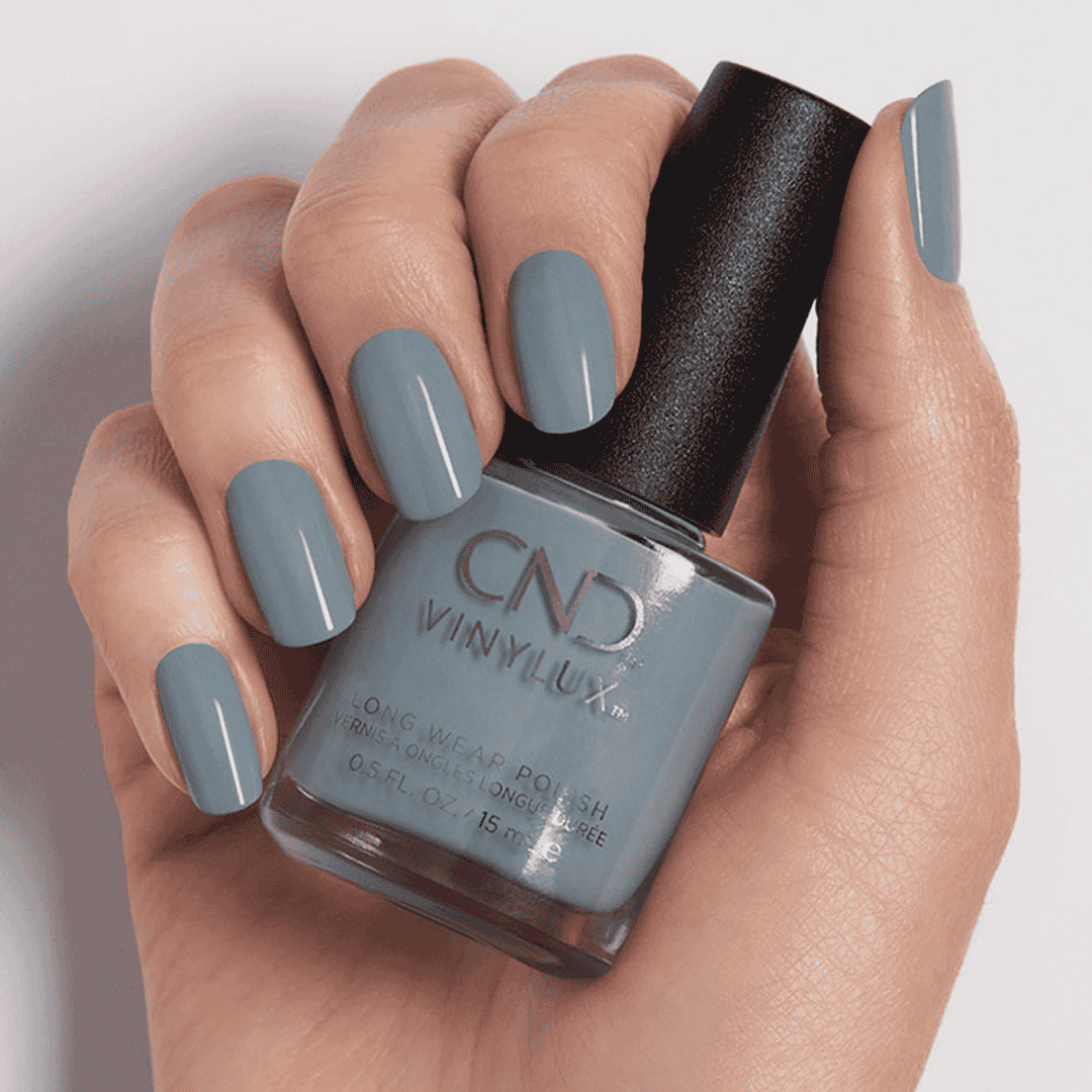 CND Vinylux Mystic Slate #258 – Lysegrå neglelak close-up