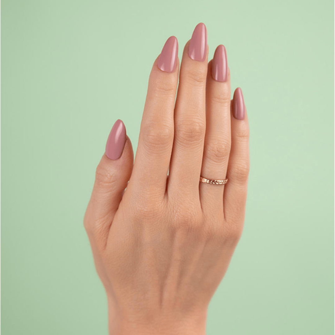 CND Vinylux Petal Party #426 – Mauve-rosa neglelak på negle