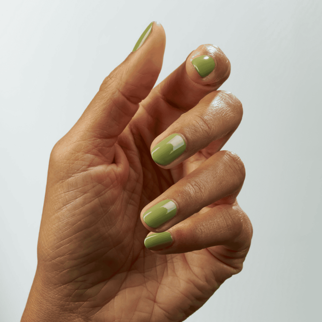CND Vinylux Plantbound #477 – Lys mosgrøn neglelak på negle