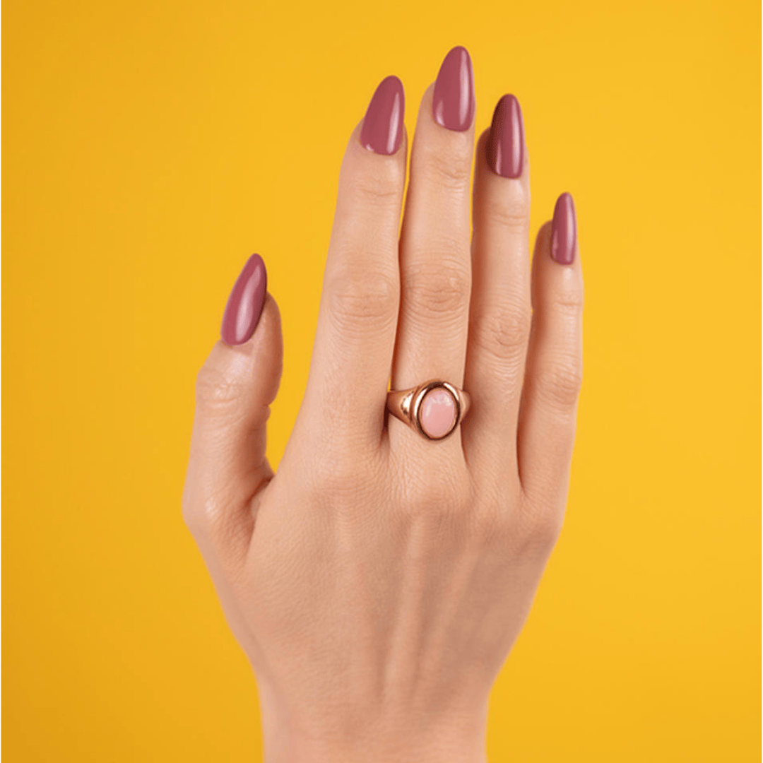 CND Vinylux Rose-mance #427 – Mørk rosa neglelak på negle