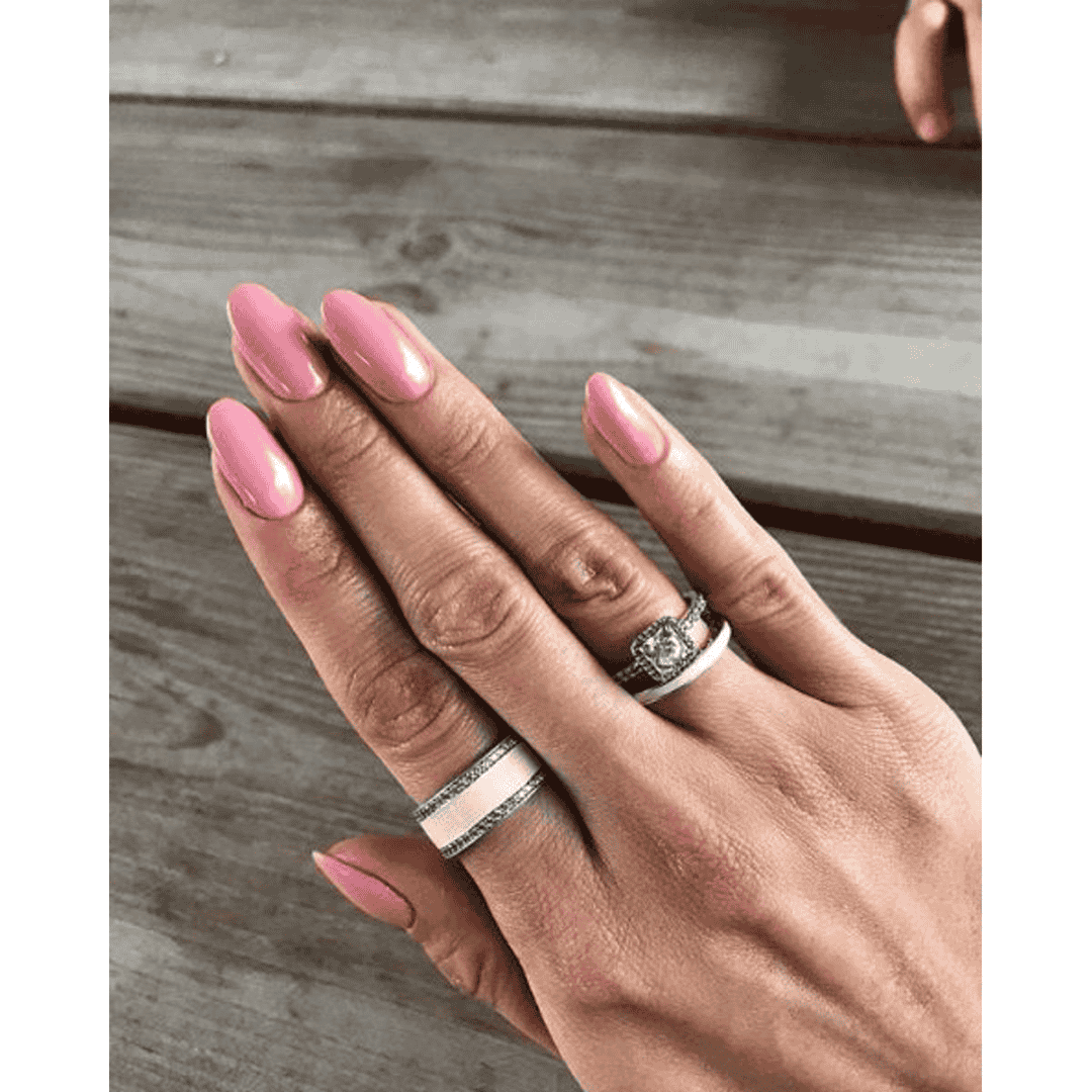 CND Vinylux Rose Bud #266 – Afdæmpet rød neglelak close-up