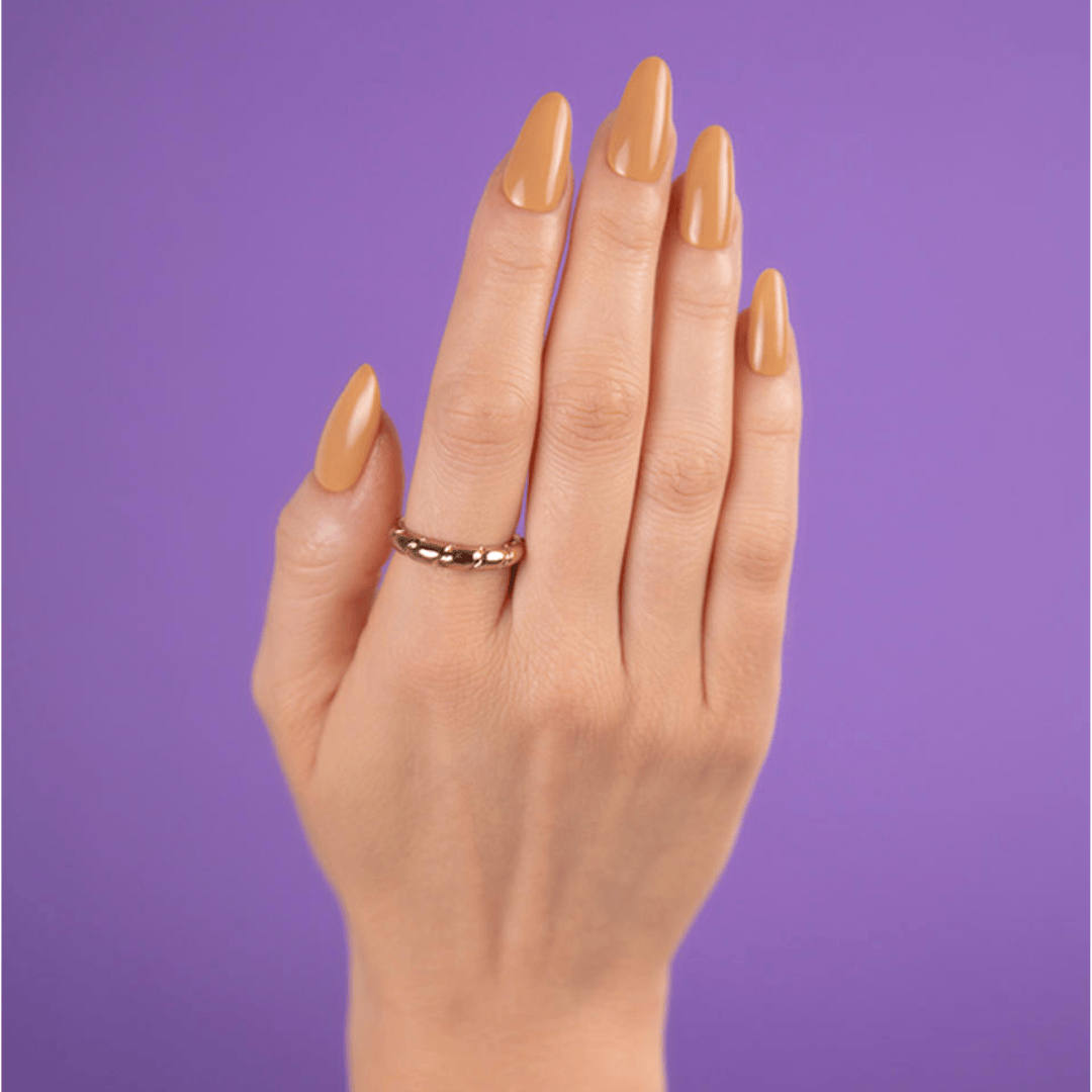 CND Vinylux Running Latte #424 – Gyldengul neglelak på negle