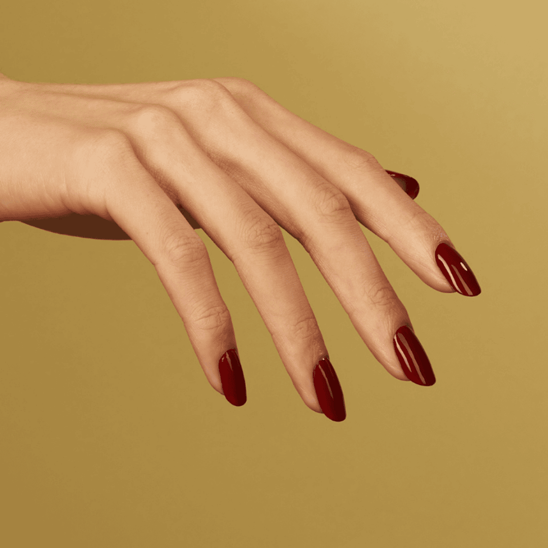 CND Vinylux Take Root #473 – Mørkebrun neglelak på negle