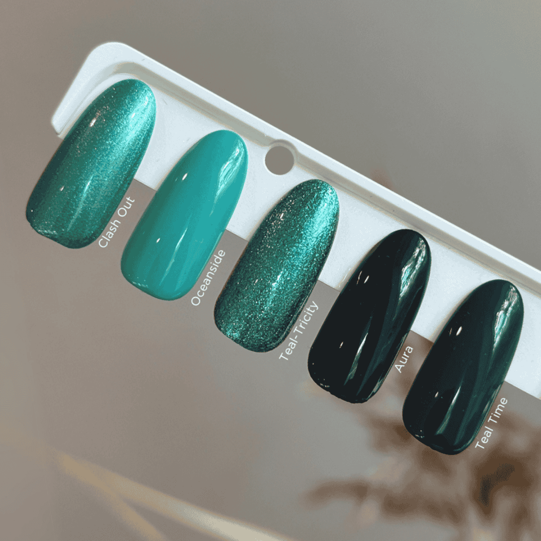 CND Vinylux Teal-Tricity #478 – Turkis shimmer neglelak i lys