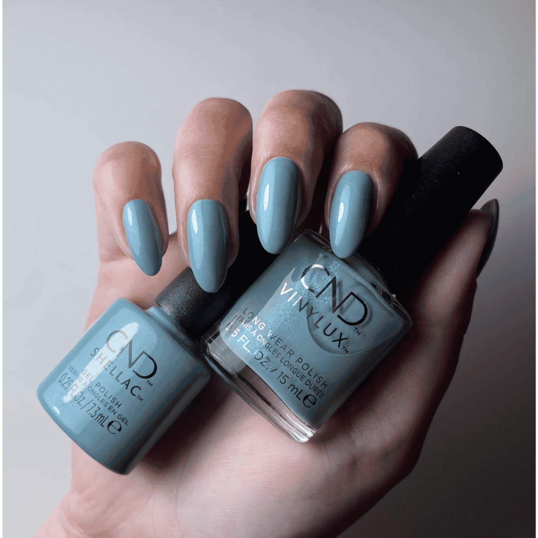 CND Vinylux Teal Textile #449 – Lys kold blå neglelak på negle
