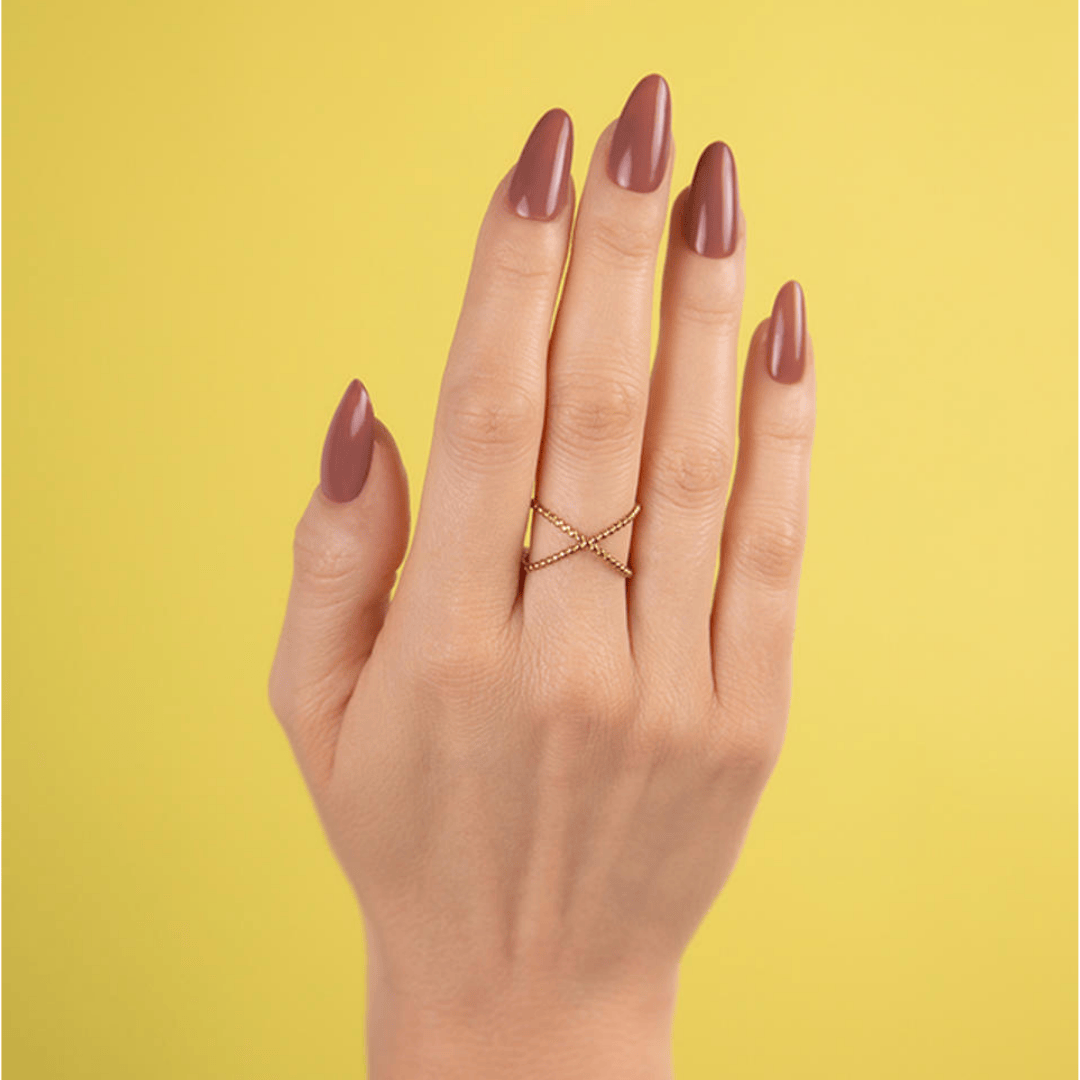 CND Vinylux Toffee Talk #428 – Varm brun neglelak close-up