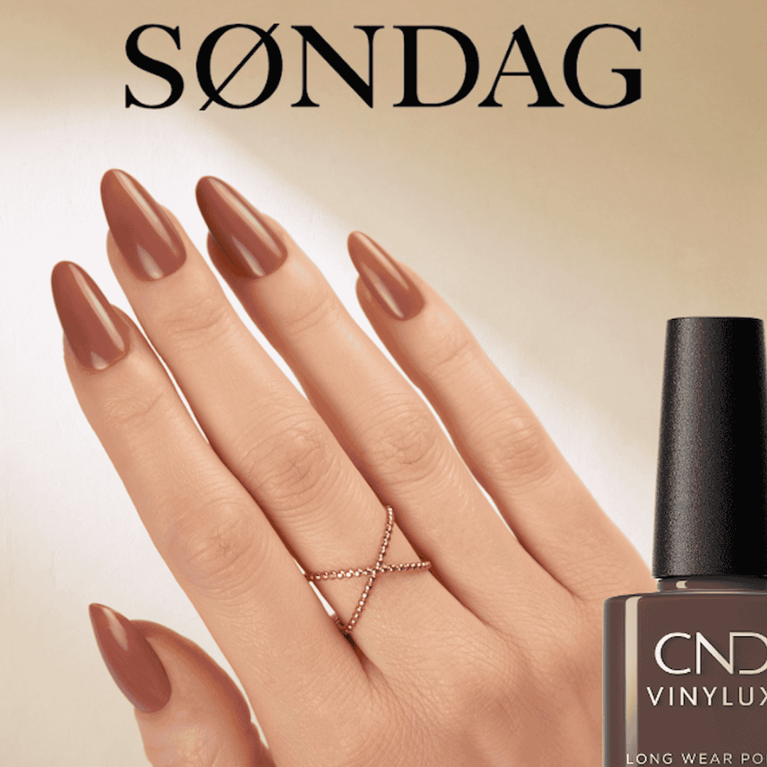 CND Vinylux Toffee Talk #428 – Varm brun neglelak på negle