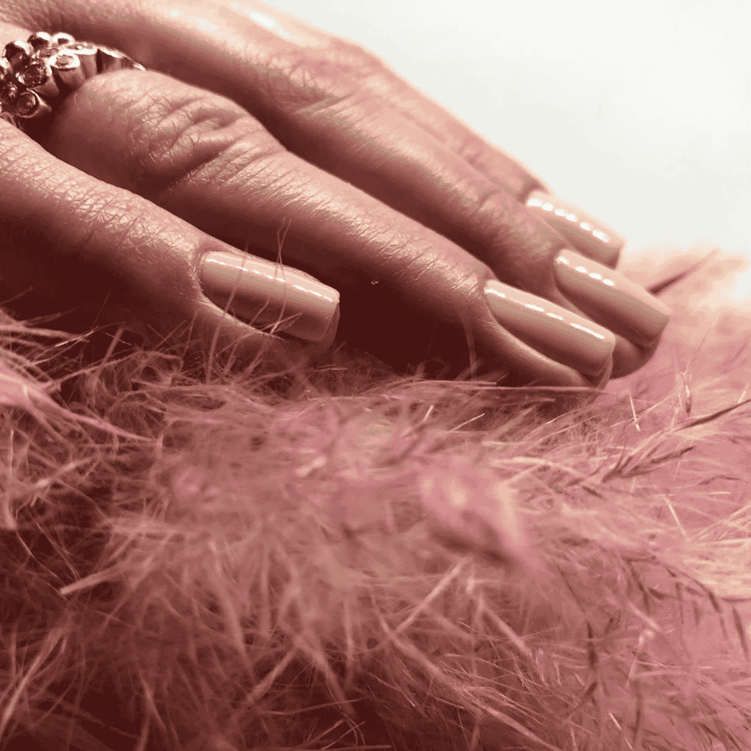 CND Vinylux Unlocked #268 – Nude med pink undertone på negle