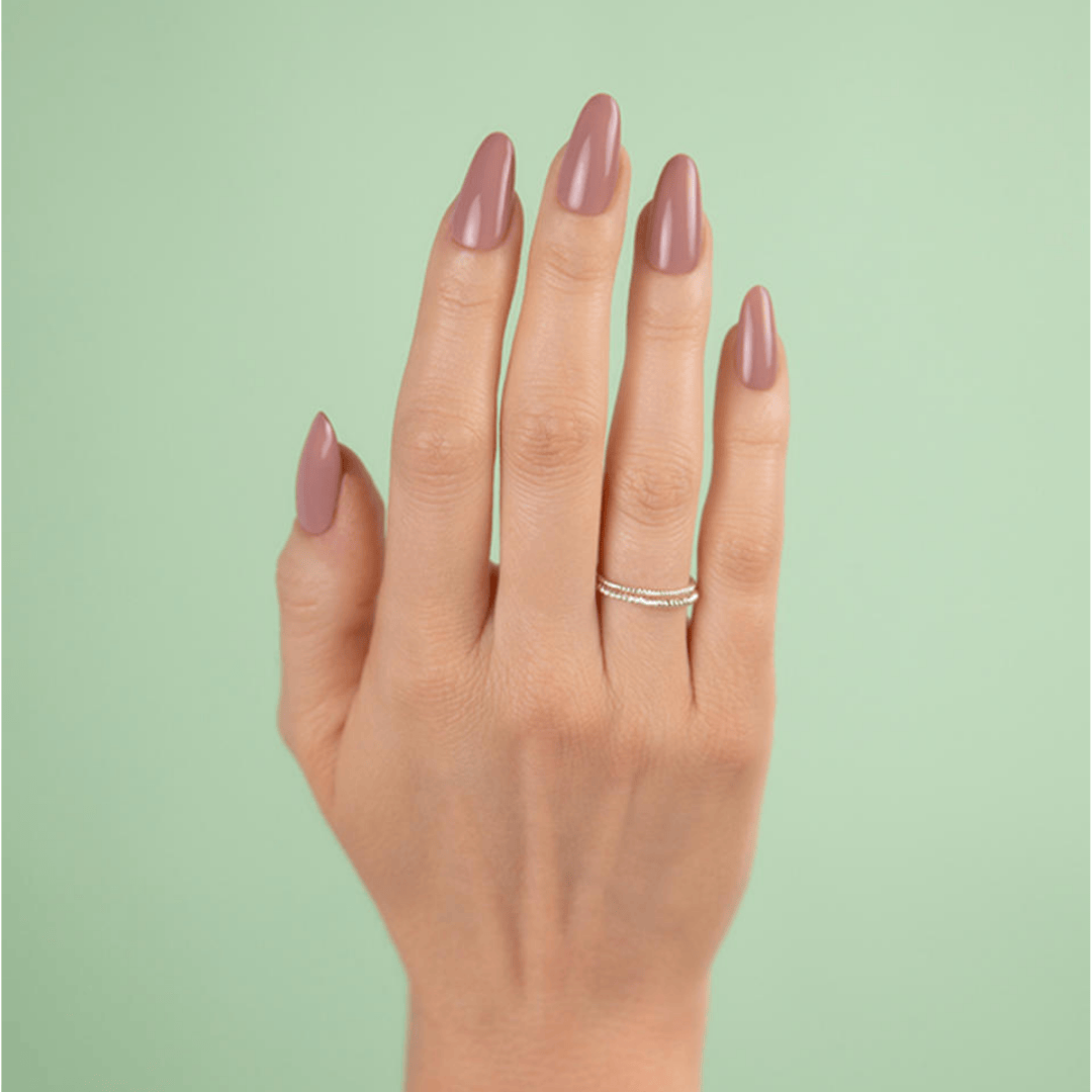 CND Vinylux We Want Mauve #425 – Nude-mauve neglelak på negle