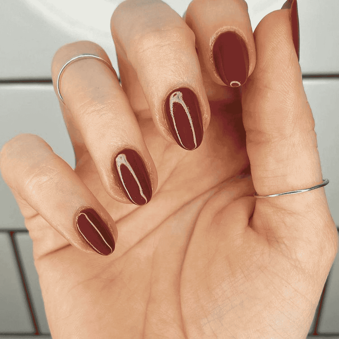 CND Vinylux Wooded Bliss #386 – Varm brun neglelak i lys