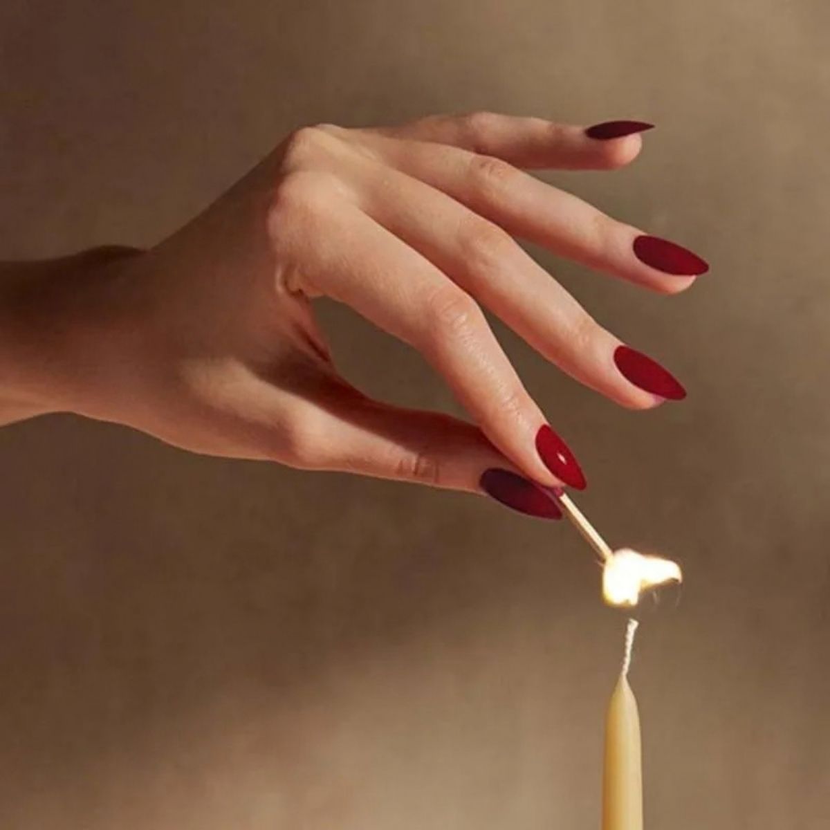 CND Cherry Apple rød neglelak med elegant cream-finish