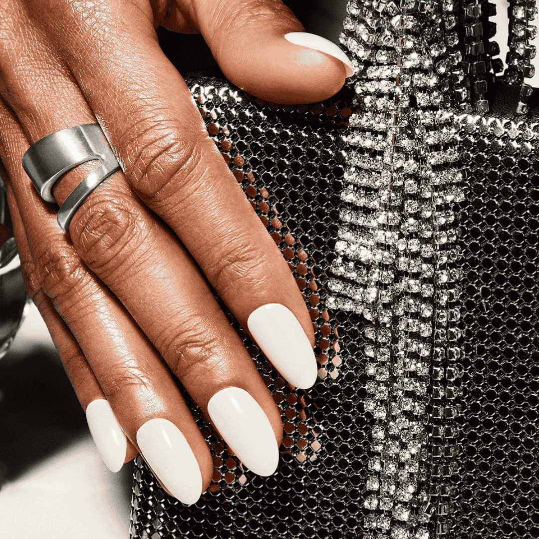 CND Vinylux White Button Down #392 – Elfenbensfarvet neglelak i lys