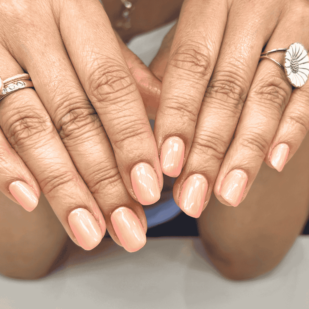 CND Vinylux Apribot #476 – Abrikosfarvet pink neglelak close-up