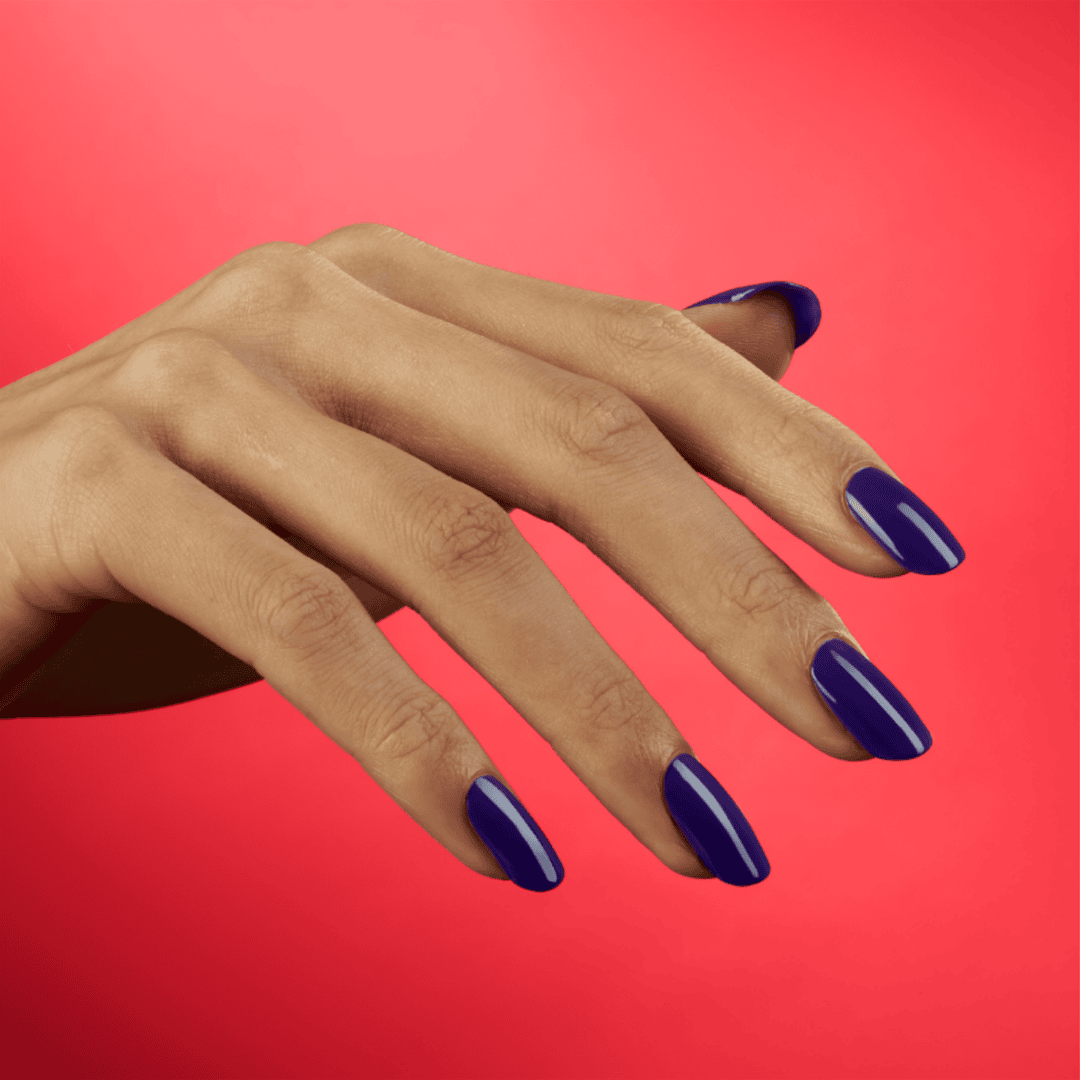 CND Vinylux Battle Royale #484 – Dyb lilla neglelak i lys