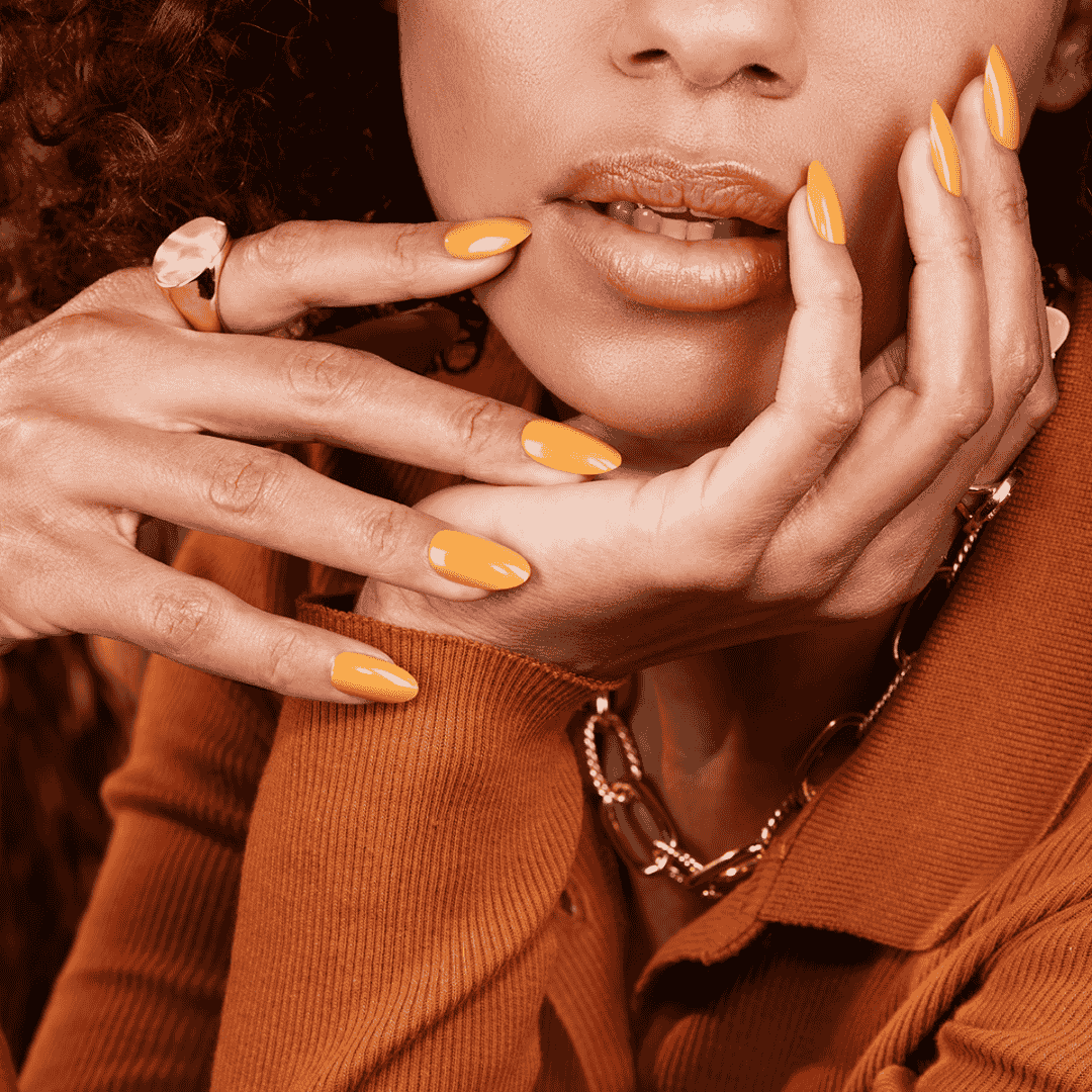 CND Vinylux Candlelight #387 – Gylden gul neglelak close-up